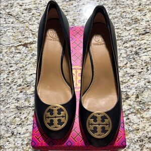 Tory Burch size 7.5 Black Pumps